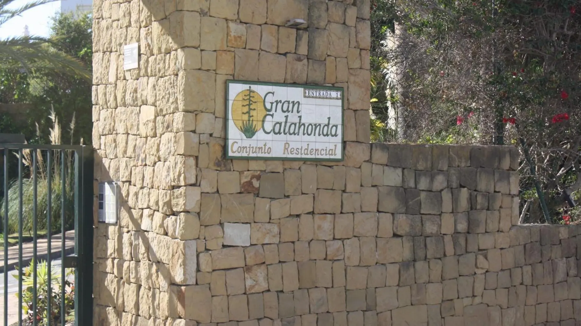 Apartment Lovely Apartment, Grancalahonda By Holidays2Rent Malaga